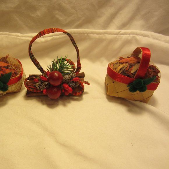 VTG 80'S SET OF 3 COUNTRY/RUSTIC STYLE ORNAMENTS, BASKETS & FIREWOOD BUNDLE - Picture 3 of 6